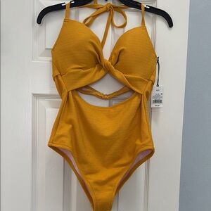 NWT-Women’s One Piece Swimsuit sz 36C
